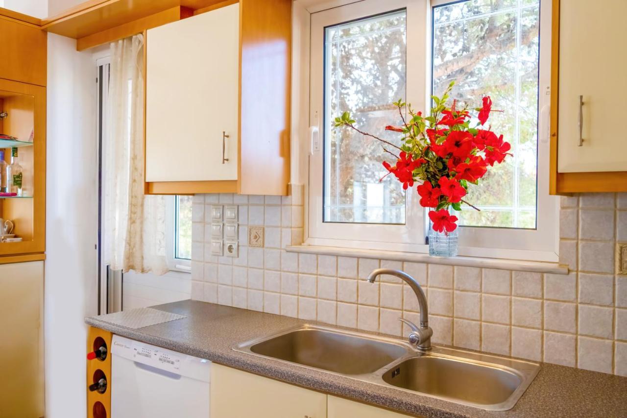 Vila Afroditi In Chania Near Airport With Private Pool, Free Wi-fi, Souda Bay Views, Garden Oasis Kounoupidhianá