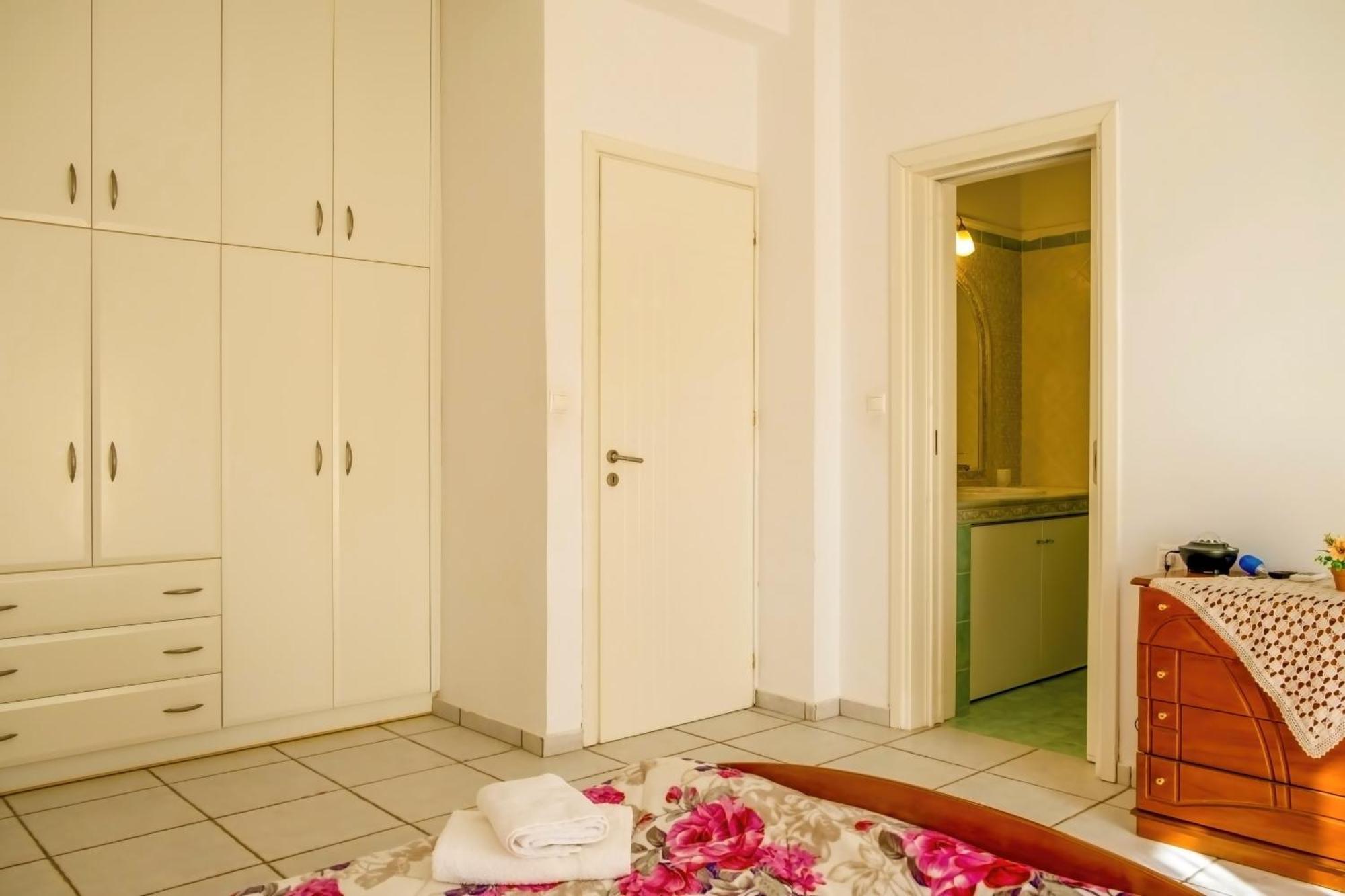 Afroditi In Chania Near Airport With Private Pool, Free Wi-fi, Souda Bay Views, Garden Oasis Vila Kounoupidhianá