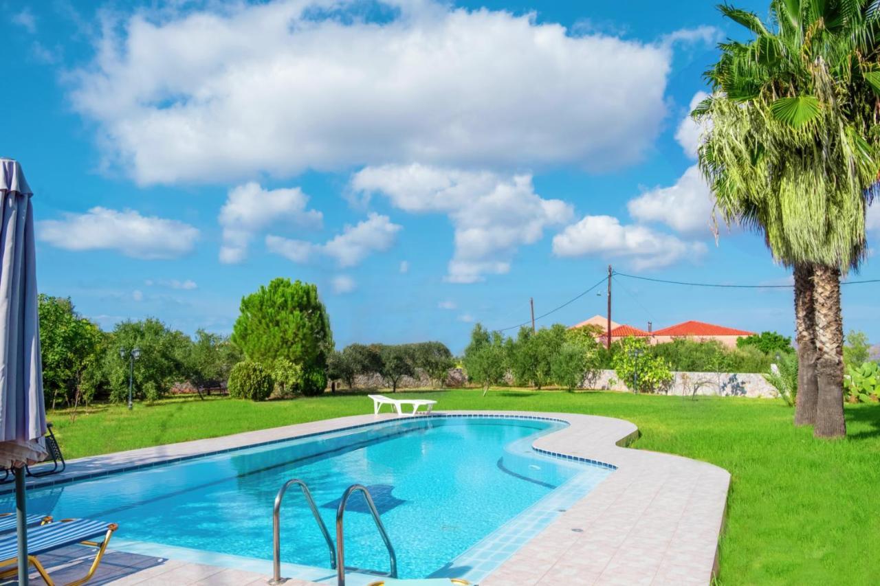 Villa Afroditi In Chania Near Airport With Private Pool, Free Wi-fi, Souda Bay Views, Garden Oasis Kounoupidhianá