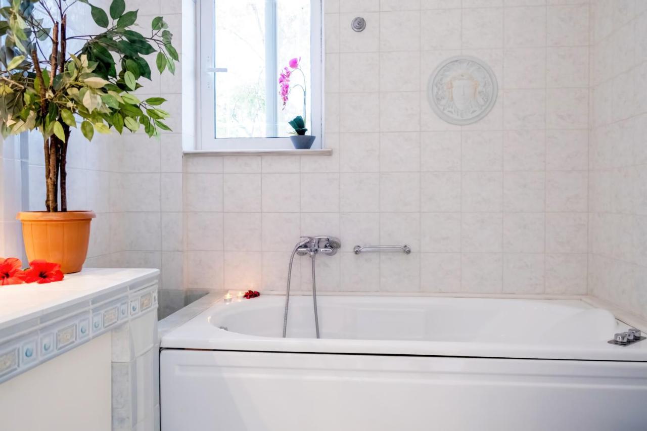 Villa Afroditi In Chania Near Airport With Private Pool, Free Wi-fi, Souda Bay Views, Garden Oasis Kounoupidhianá