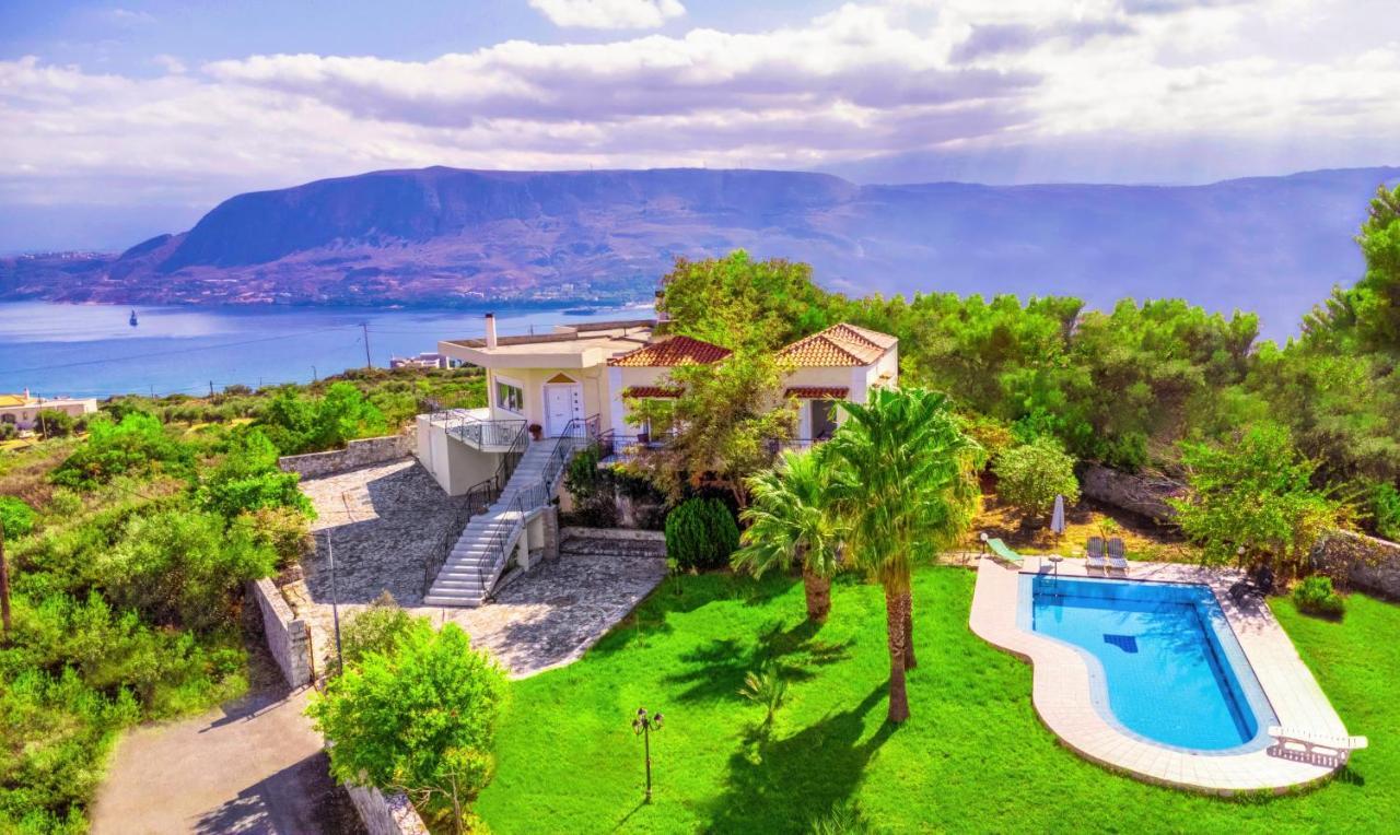 Afroditi In Chania Near Airport With Private Pool, Free Wi-fi, Souda Bay Views, Garden Oasis Villa Kounoupidhianá